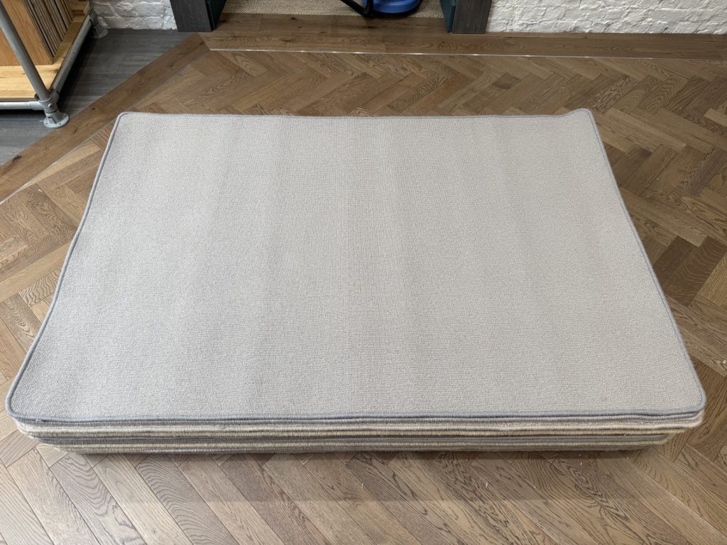 Wool Rug - Medium with Whipped Edge, Grey (120 X 180)